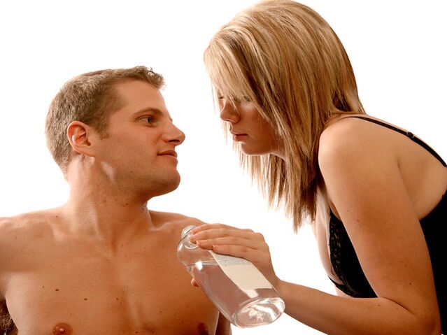 Semasa bersenam, anda harus menggunakan minyak urut untuk membesarkan zakar anda.