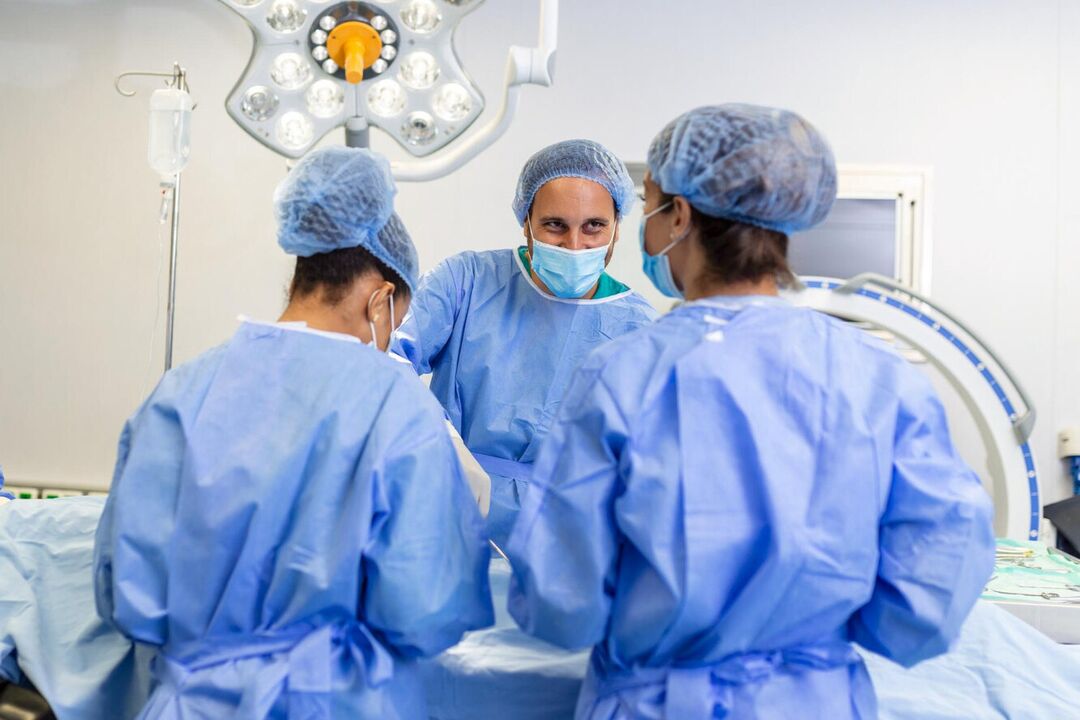 Pakar bedah plastik melakukan pembedahan untuk membesarkan zakar lelaki